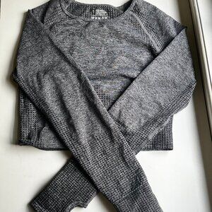 Fitted, long-sleeve crop top athletic top